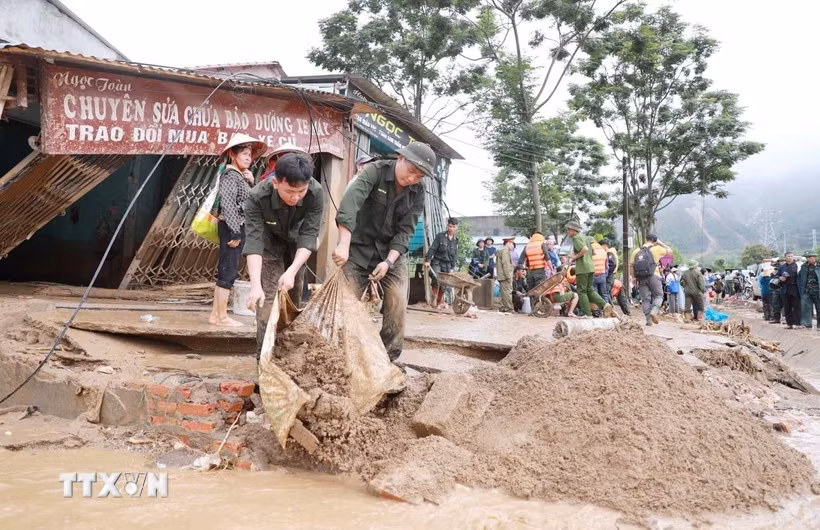 Lực lượng Công an hỗ trợ người dân Bản Chít nơi xảy ra lũ quét xã Mường Than, tỉnh Lai Châu khắc phục hậu quả. (Ảnh: Quý Trung/TTXVN)