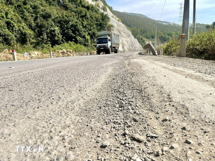 Nhiều đoạn, mặt đường bị cày xới gây nguy hiểm. (Ảnh: Sỹ Thắng/TTXVN)