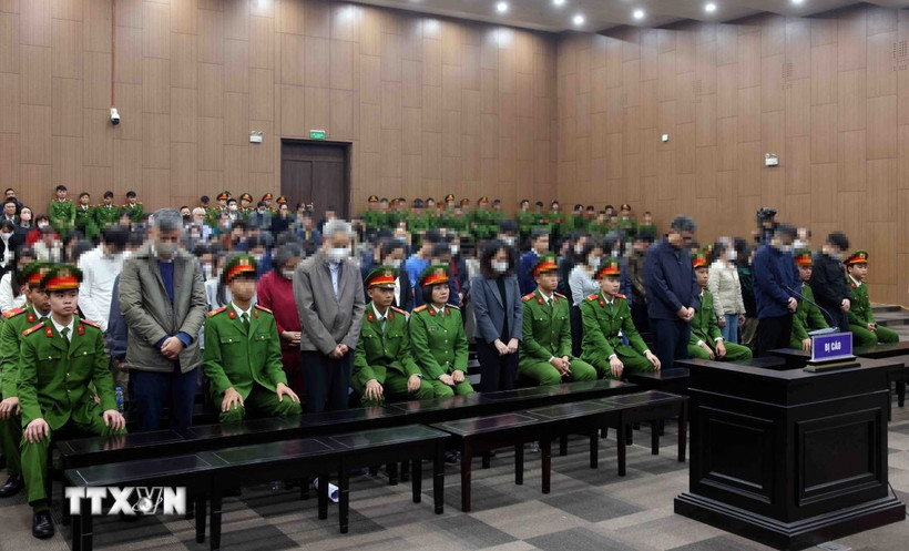 Các bị cáo nghe tòa tuyên án. (Ảnh: Phạm Kiên/TTXVN)