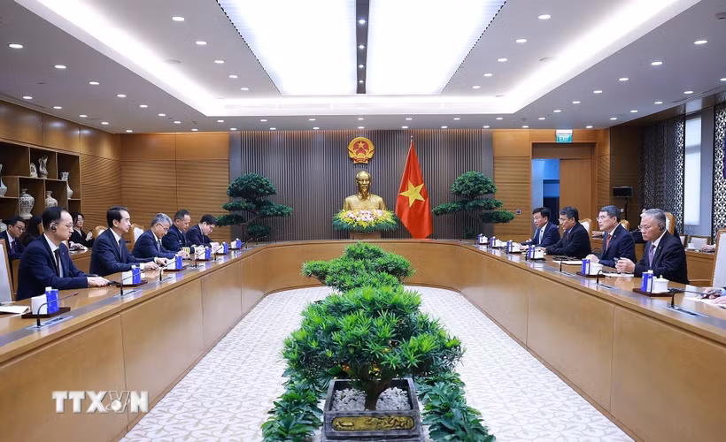 Thủ tướng Lê Minh Hưng tiếp ông Hà Vĩ, Đại sứ Trung Quốc tại Việt Nam. (Ảnh: Dương Giang/TTXVN)
