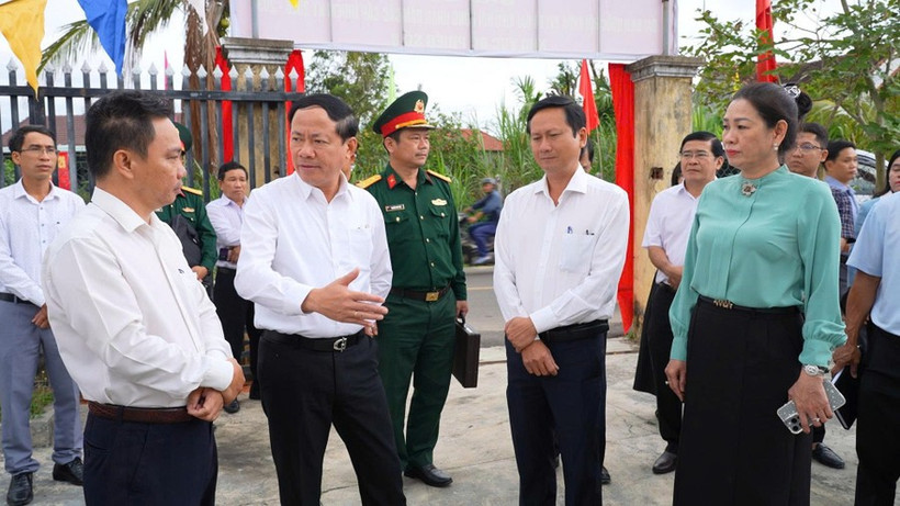 Chủ tịch UBND tỉnh Phạm Anh Tuấn (hàng đầu, thứ 2 từ trái sang) kiểm tra tại khu vực bỏ phiếu số 8 (thôn Chánh Liêm, xã Xuân An). (Nguồn: Báo Gia Lai)