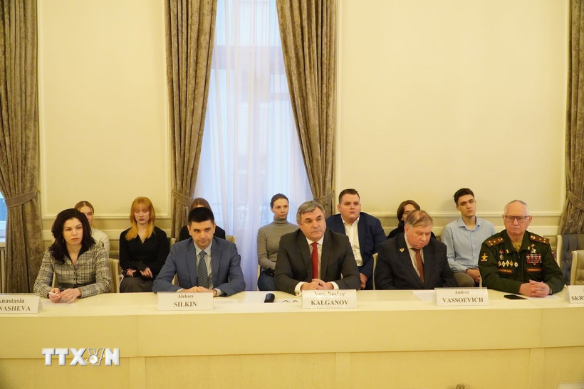 Phó Chủ nhiệm Ủy ban đối ngoại Saint Petersburg Vyacheslav Kalganov (giữa) tại Hội thảo. (Ảnh: Tâm Hằng/TTXVN)