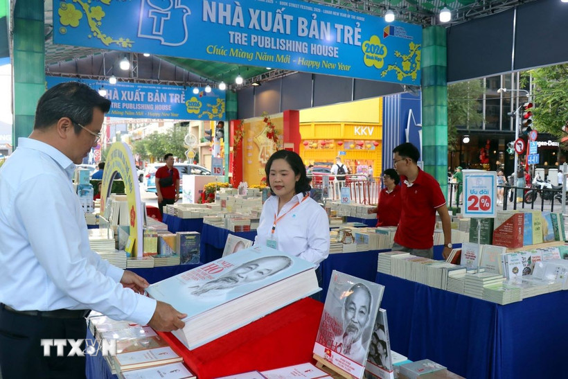 Khách tham quan Lễ hội Đường sách Tết Bính Ngọ năm 2026. (Ảnh: Thanh Vũ/TTXVN)