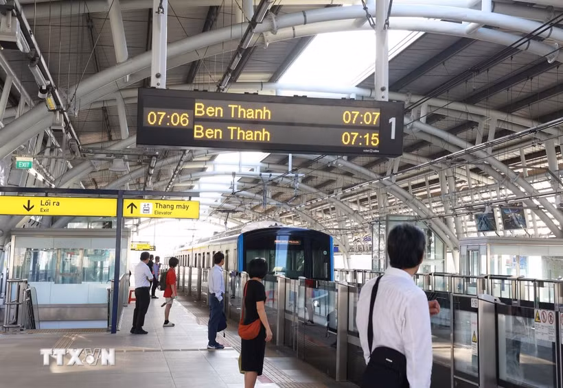 Hành khách chờ tàu Metro số 1 tại ga Thảo Điền, phường An Khánh, Thành phố Hồ Chí Minh. (Ảnh: Hồng Đạt/TTXVN)