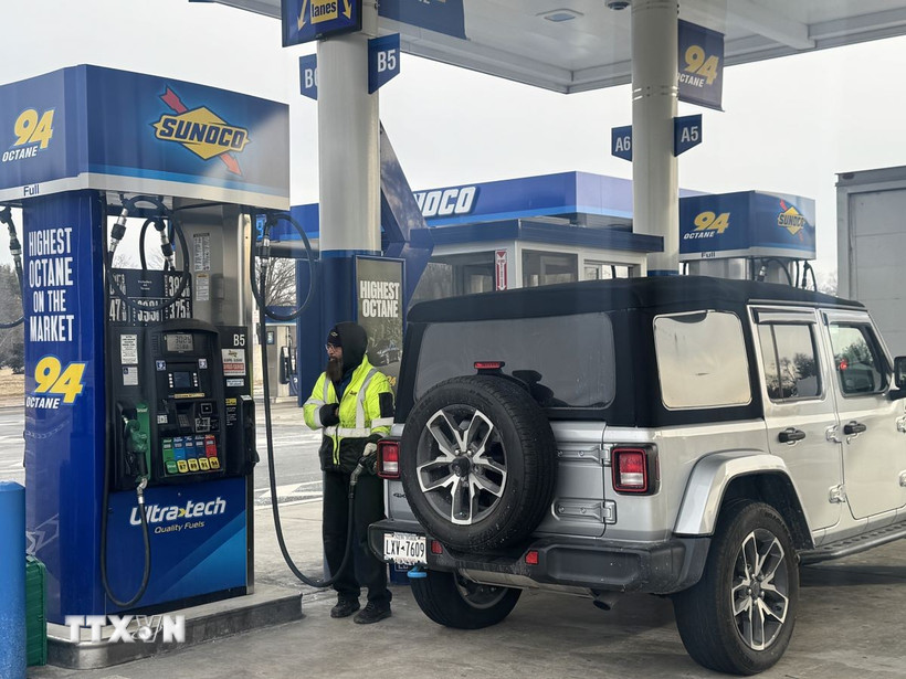 Nhân viên phục vụ khách hàng tại một trạm xăng ở bang New Jersey. (Ảnh: Đoàn Hùng/TTXVN)