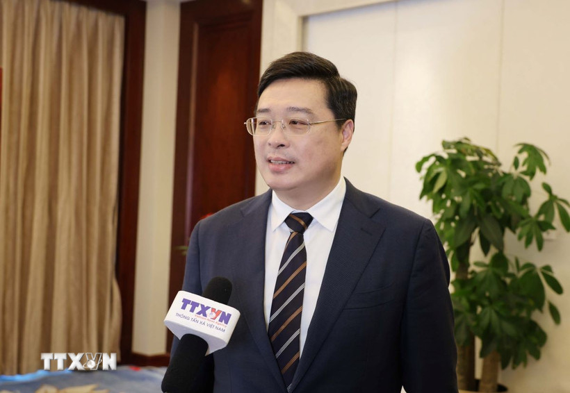 Ông Vi Thao, Chủ tịch Chính quyền Khu tự trị dân tộc Choang Quảng Tây (Trung Quốc), trả lời phỏng vấn phóng viên TTXVN về hợp tác giữa Quảng Tây và Việt Nam trong lĩnh vực AI. (Ảnh: Công Tuyên/TTXVN)