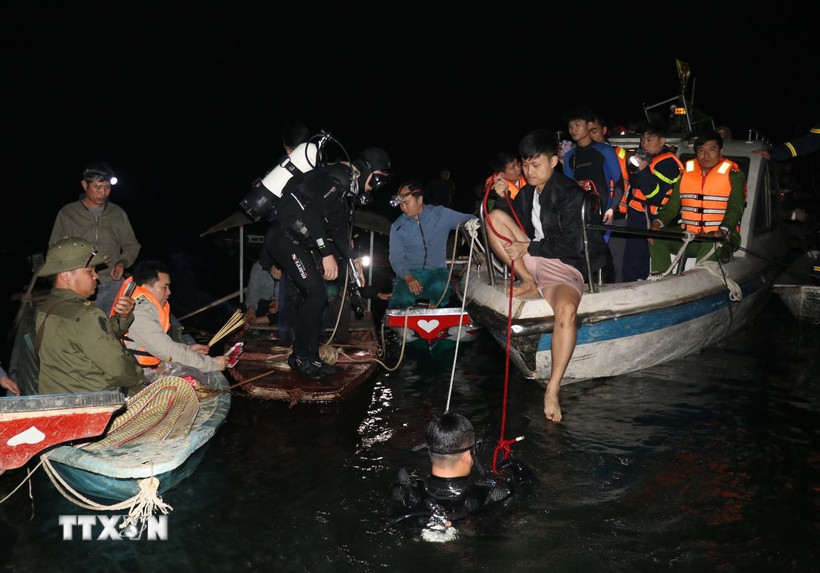 Đội thợ lặn nỗ lực tìm kiếm thi thể nạn nhân. (Ảnh: Đinh Thùy/TTXVN)