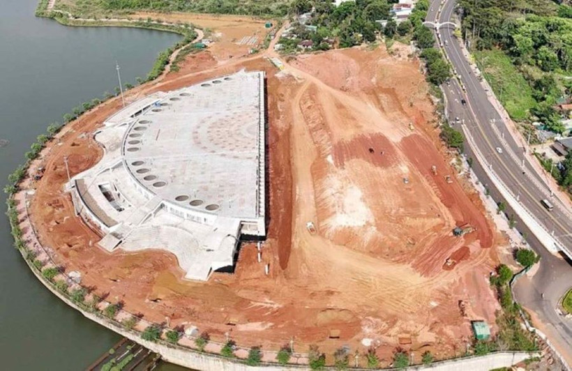 Thi công dự án quảng trường trung tâm thành phố Gia Nghĩa. (Nguồn: Báo Lao động)