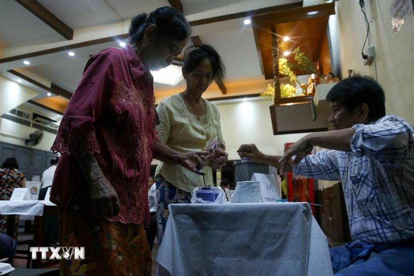 Cử tri bỏ phiếu trong giai đoạn 3 của cuộc tổng tuyển cử tại Yangon, Myanmar, ngày 25/1/2026. (Ảnh: THX/TTXVN)