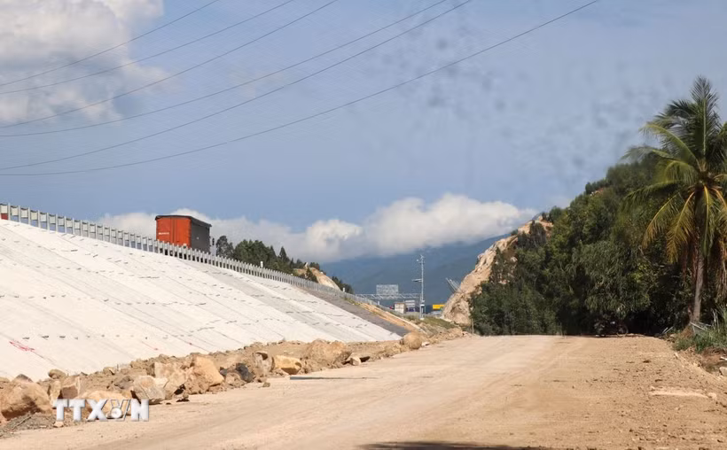 Rào chắn hành lang an toàn cao tốc Chí Thạnh - Vân Phong (qua địa bàn phường Đông Hòa) bị tháo dỡ khi thi công đường gom dân sinh. (Ảnh: Tường Quân/TTXVN)