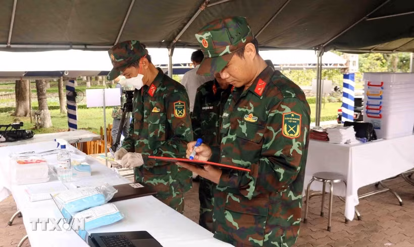 Quy trình thực hiện công tác lấy mẫu hài cốt liệt sỹ chưa được xác định thông tin được thực hiện chặt chẽ, khoa học và an toàn tuyệt đối. (Ảnh: Xuân Khu/TTXVN)