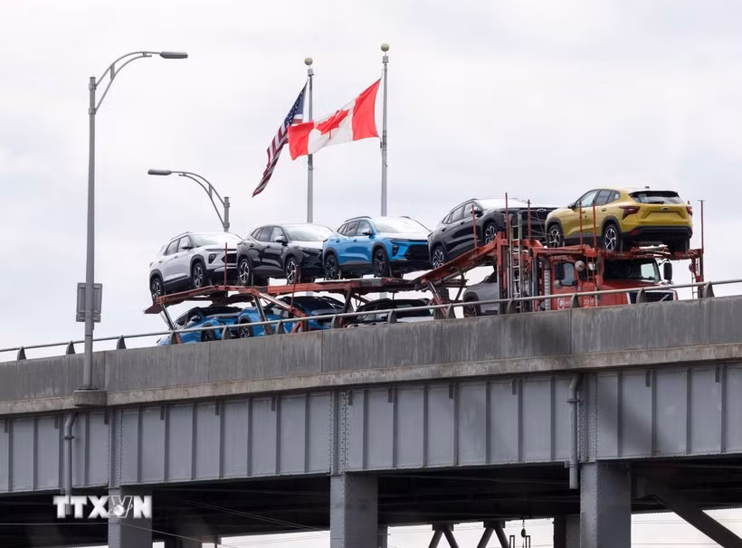 Vận chuyển xe ôtô từ Mỹ qua cầu biên giới Lewiston-Queenston vào Canada, ngày 9/4/2025. (Ảnh minh họa: THX/TTXVN)