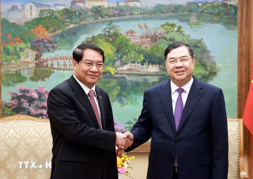 Phó Thủ tướng Thường trực Phạm Gia Túc tiếp đồng chí Atsaphangthong Siphandone, Bí thư Thành ủy, Chủ tịch Hội đồng Nhân dân thành phố Vientiane (Lào). (Ảnh: Tuấn Anh/TTXVN)