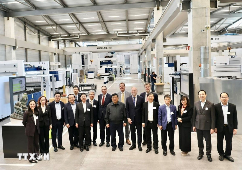 Phó Thủ tướng Nguyễn Chí Dũng tham quan Tập đoàn Công nghệ laser công nghiệp Trumpf ở thành phố Stuttgart. (Ảnh: TTXVN phát)