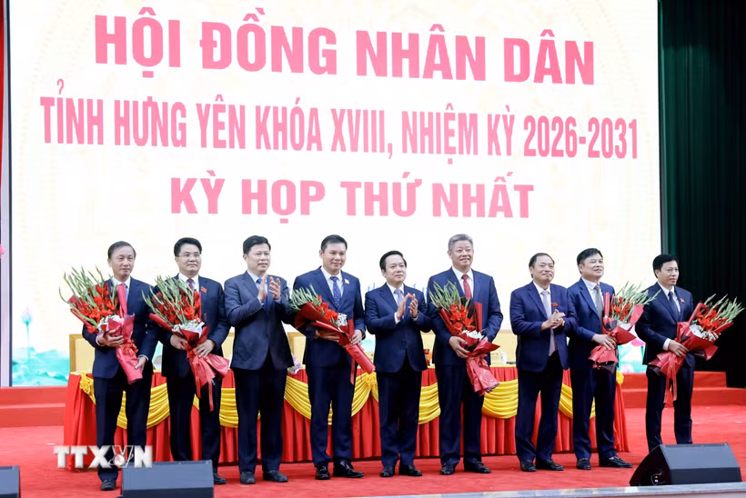 Thường trực Tỉnh ủy Hưng Yên chúc mừng Chủ tịch, các Phó Chủ tịch UBND tỉnh Hưng Yên khóa XVIII, nhiệm kỳ 2026-2031. (Ảnh: Thế Duyệt/TTXVN)