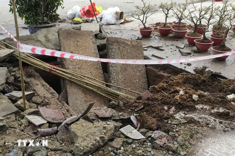 Hố ga kiên cố của tuyến cống thoát nước dọc tuyến đường Tôn Đức Thắng, phường An Hải bị bật tung. (Ảnh: Hoàng Ngọc/TTXVN)