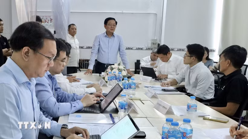Phó Thủ tướng Hồ Quốc Dũng làm việc với Công ty TNHH Real-Time Robotics, Thành phố Hồ Chí Minh. (Ảnh: Xuân Anh/TTXVN)
