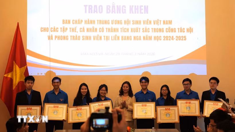 Phó Bí thư Đảng ủy tại Liên bang Nga Ngô Thị Thu Hoài trao Bằng khen cho các tập thể, cá nhân có thành tích xuất sắc trong công tác Đoàn. (Ảnh: Trần Hải/TTXVN)
