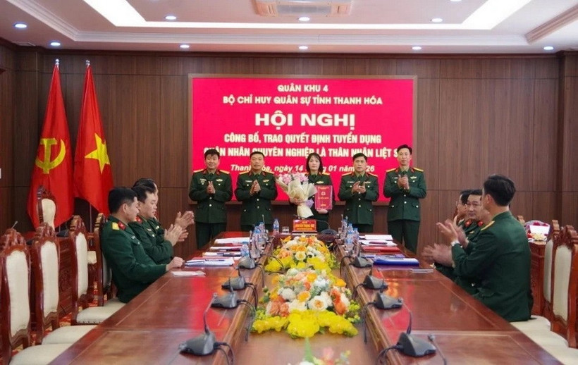 Lãnh đạo Bộ Chỉ huy quân sự tỉnh Thanh Hóa trao quyết định tuyển dụng quân nhân chuyên nghiệp cho chị Thiều Thị Oanh.