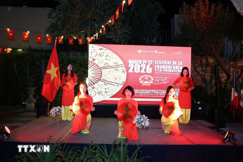 Tiết mục múa nón truyền thống trong khuôn viên Góc Việt Nam tại sự kiện. (Ảnh: Phi Hùng/TTXVN)