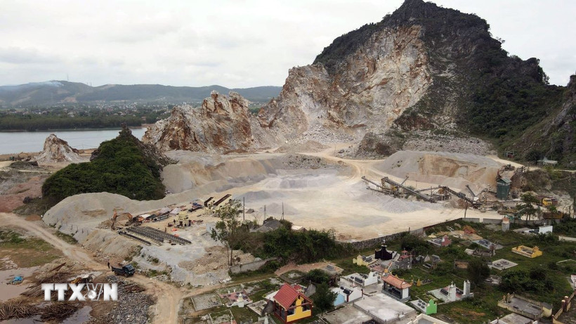 Hiện trường mỏ đá do Công ty cổ phần 207 nổ mìn khai thác làm văng đá vào nhà dân ở xã Nam Ba Đồn. (Ảnh: Nguyên Linh/TTXVN)