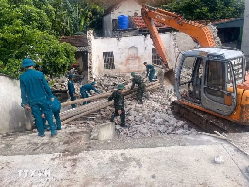 Nhiều phương tiện vận tải, máy móc được các đơn vị quân đội của tỉnh Thanh Hóa điều động phục vụ thi công. (Ảnh: TTXVN phát)