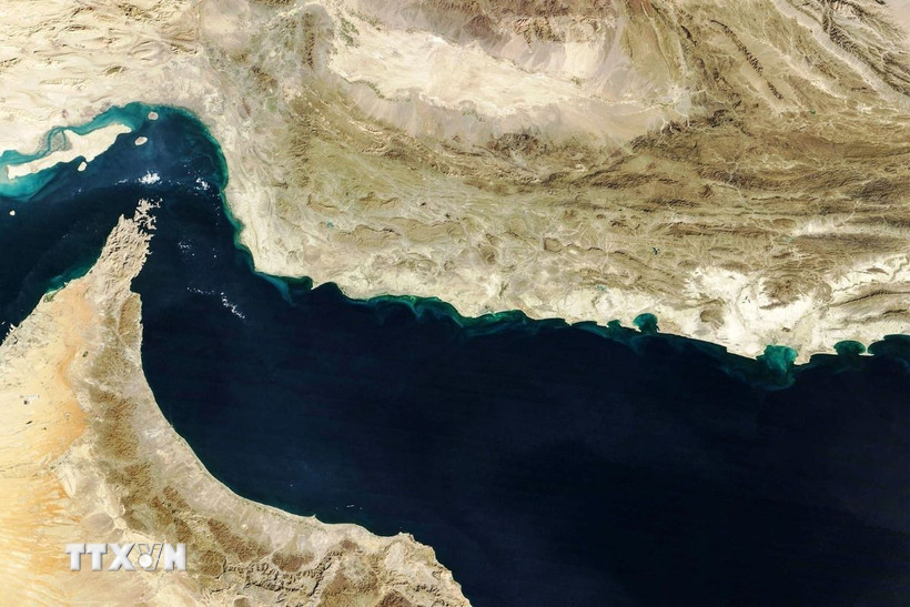 Hình ảnh từ vệ tinh Terra của NASA về eo biển Hormuz (trái). (Ảnh: The Gulf News/TTXVN)