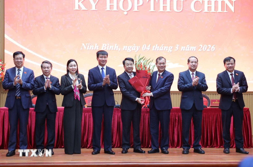 Thường trực Tỉnh ủy và HĐND tặng hoa chúc mừng Chủ tịch UBND tỉnh Ninh Bình Nguyễn Thanh Bình. (Ảnh: Đại Nghĩa/TTXVN)