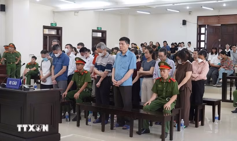 Các bị cáo trong vụ án tại Cục An toàn thực phẩm. (Ảnh: Xuân Tùng/TTXVN)