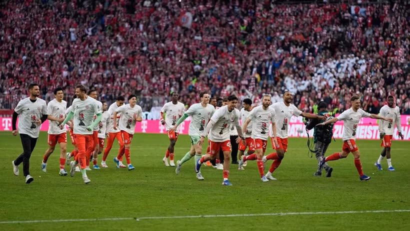 Bayern Munich ăn mừng sau khi vô địch Bundesliga sớm 4 vòng đấu.