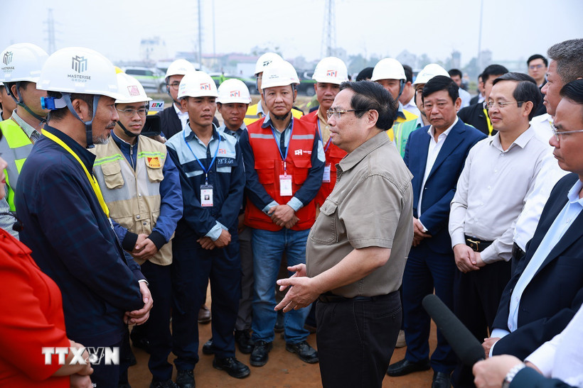 Thủ tướng Phạm Minh Chính giao nhiệm vụ cho các đơn vị thi công khu tái định cư Dự án Cảng hàng không quốc tế Gia Bình. (Ảnh: Dương Giang/TTXVN)