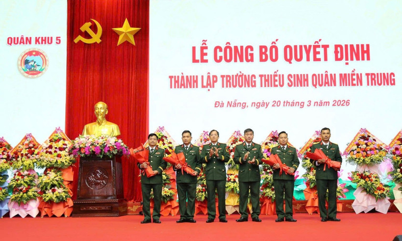 Lãnh đạo Quân khu 5 tặng hoa chúc mừng Ban Giám hiệu nhà trường. (Nguồn: Báo Đà Nẵng)