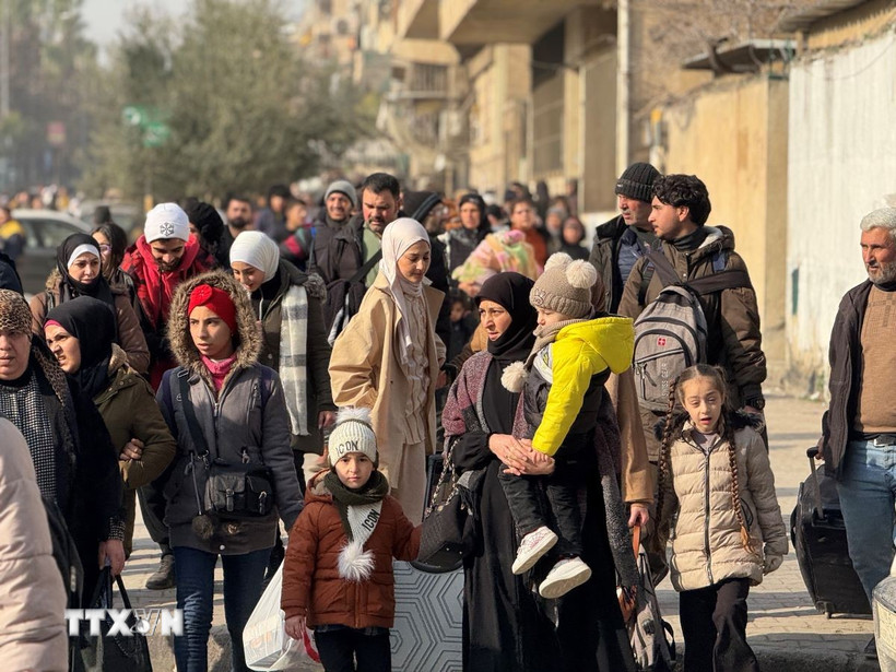Người dân sơ tán tránh xung đột tại thành phố Aleppo, Syria, ngày 7/1/2026. (Ảnh: THX/TTXVN)