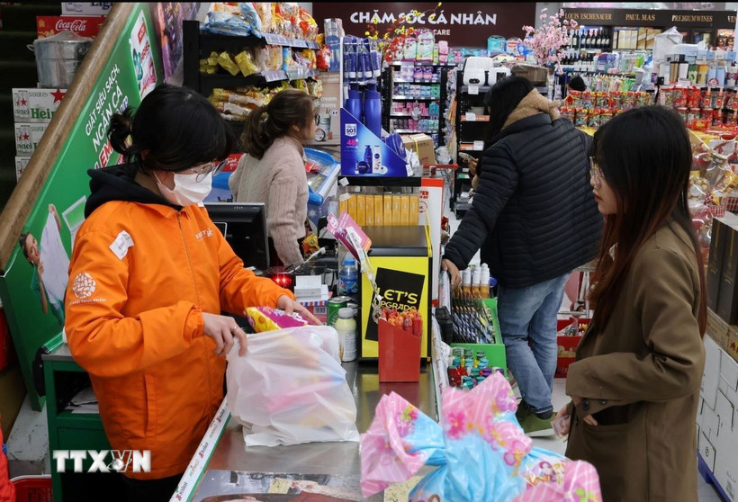 Khách hàng lựa chọn mua sắm hàng hóa tại siêu thị. (Ảnh: Trần Việt/TTXVN)