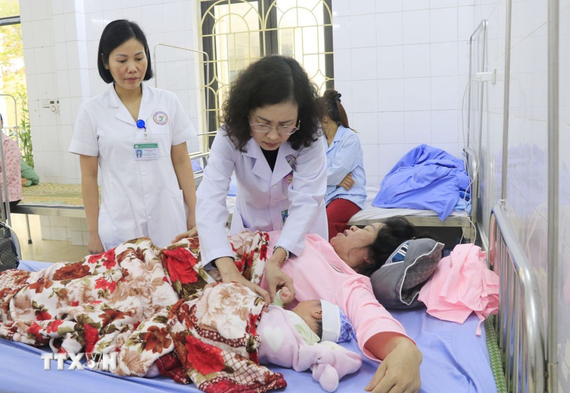 Hàng ngày, bác sỹ Vũ Thị Châu Loan luôn dành thời gian đến các khoa thăm bệnh nhân. (Ảnh: Đinh Thùy/TTXVN)