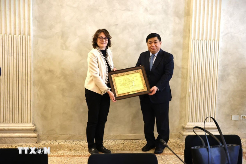 Phó Thủ tướng Nguyễn Chí Dũng tặng quà lưu niệm lãnh đạo ngân hàng Intesa Sanpaolo. (Ảnh: Hải Đăng/TTXVN)