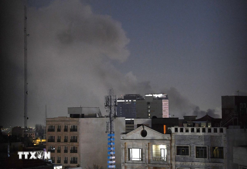 Khói bốc lên sau vụ tấn công tại Tehran, Iran, ngày 1/3/2026. (Ảnh: THX/TTXVN)
