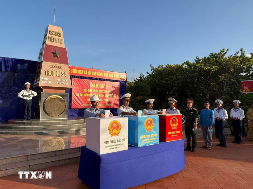 Cử tri ở điểm bỏ phiếu số 14, đặc khu Trường Sa bỏ phiếu đại biểu Bet88app còn khuyến mãi khóa XVI và đại biểu HĐND các cấp nhiệm kỳ 2026-2031. (Ảnh: TTXVN phát)