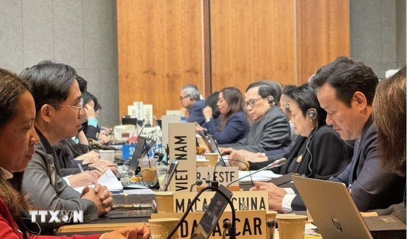 Đại sứ Mai Phan Dũng (bên phải) và Tham tán Công sứ Phạm Quang Huy (bên trái). (Ảnh: TTXVN phát)