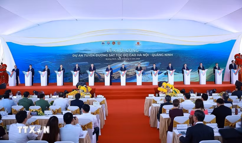 Thủ tướng Lê Minh Hưng và các đại biểu khởi công Dự án tuyến đường sắt tốc độ cao Hà Nội-Quảng Ninh. (Ảnh: Dương Giang/TTXVN)