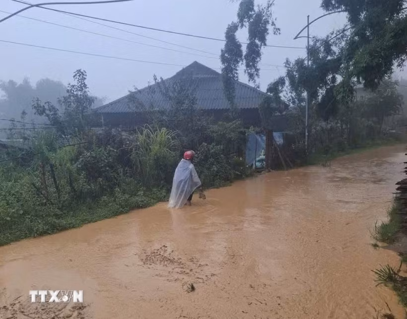 Mưa lớn kéo theo đất đá từ trên cao đổ xuống mặt đường gây ảnh hưởng đến việc đi lại của người dân tại tuyến đường Sâu Chua, thuộc tổ dân phố Sâu Chua, phường Sa Pa. (Ảnh: TTXVN phát)