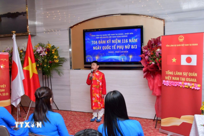 Bé Vũ Đức An hát bài “Em đưa cơm cho mẹ đi cày” tặng các cô các mẹ nhân ngày 8/3. (Ảnh: Nguyễn Tuyến/TTXVN)