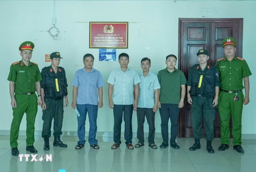 Ông Võ Chí Công (thứ 3 từ trái sang) cùng 3 cán bộ dưới quyền ở Ban Tổ chức Tỉnh ủy Sóc Trăng (cũ) bị khởi tố bị can, bắt tạm giam về tội “Lợi dụng chức vụ, quyền hạn trong khi thi hành công vụ.” (Ảnh: TTXVN phát)