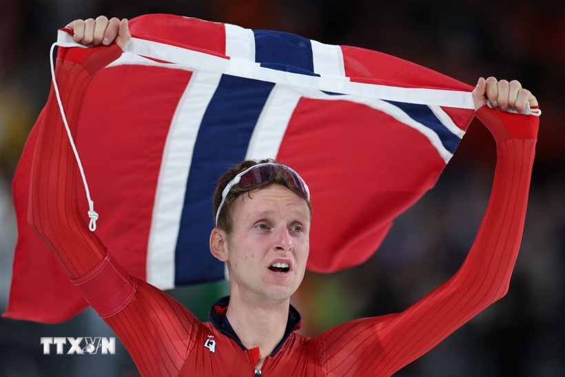 Sander Eitrem vui mừng sau khi hoàn thành nội dung trượt băng tốc độ 5.000m nam tại Olympic mùa Đông Milan-Cortina 2026 ở Milan, Italy. (Ảnh: THX/TTXVN)
