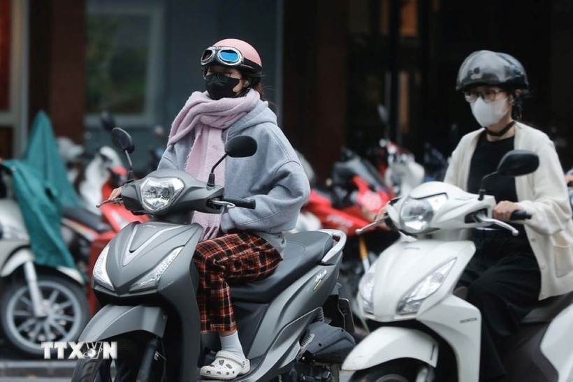 Người dân mặc áo ấm khi ra đường. (Ảnh minh họa: Minh Quyết/TTXVN)