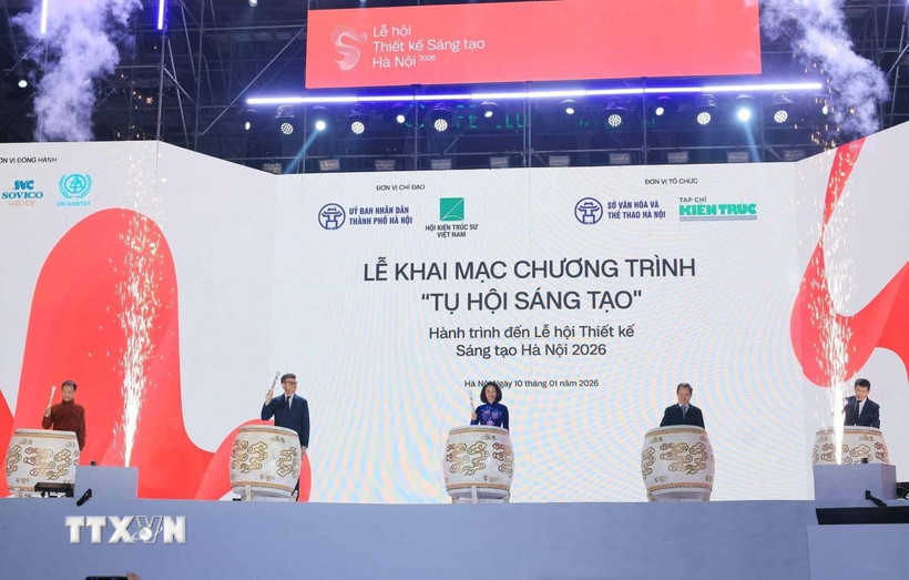 Các đại biểu thực hiện nghi lễ khai mạc Chương trình “Tụ hội sáng tạo.” (Ảnh: Hoàng Hiếu/TTXVN)