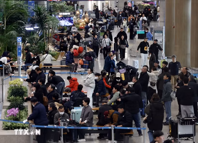 Hành khách tại sân bay quốc tế Incheon, Hàn Quốc. (Ảnh: Yonhap/TTXVN phát)