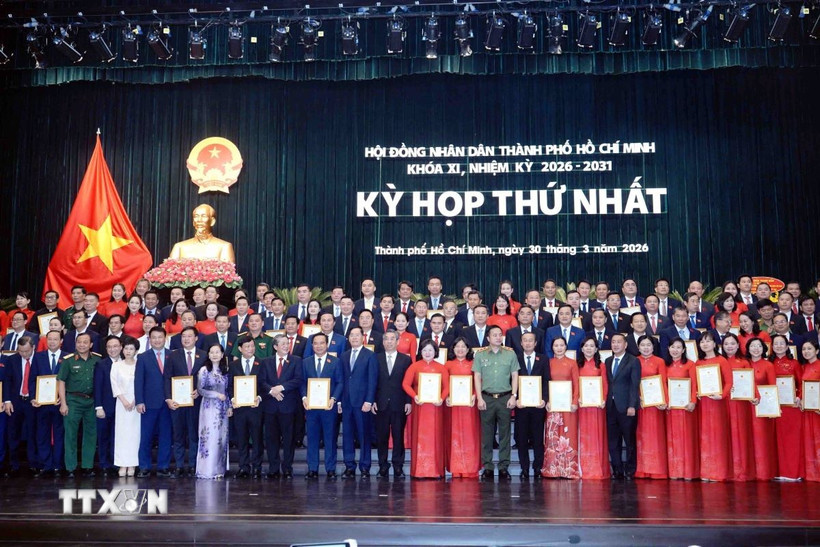Trao Quyết định công nhận đại biểu HĐND Thành phố Hồ Chí Minh khóa XI, nhiệm kỳ 2026-2031. (Ảnh: Xuân Khu/TTXVN)