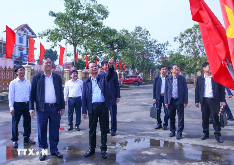 Bí thư Tỉnh ủy Ninh Bình Đặng Xuân Phong cùng đoàn công tác kiểm tra công tác tuyên truyền Đại hội đại biểu toàn quốc lần thứ XIV của Đảng tại xã Quỹ Nhất. (Ảnh: Công Luật/TTXVN)