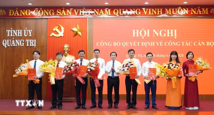 Bí thư Tỉnh ủy Quảng Trị Nguyễn Văn Phương trao quyết định và tặng hoa chúc mừng 8 Bí thư Đảng ủy xã được điều động, chỉ định nhiệm kỳ 2025-2030. (Ảnh: Nguyên Linh/TTXVN)